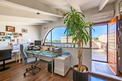 Helles Büro mit Balkon
