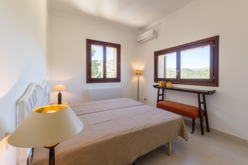 Schlafzimmer mit Blick in den Garten