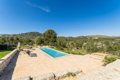 Blick auf den Pool von der oberen Etage aus
