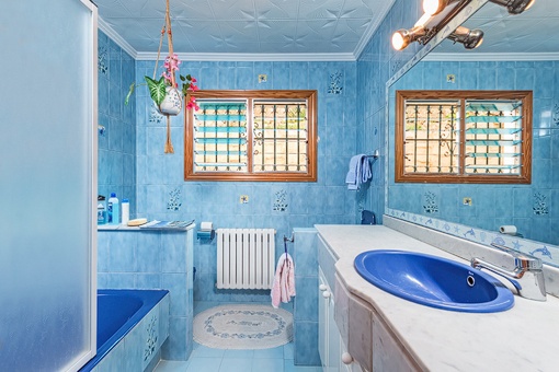 Badezimmer mit Badewanne und Tageslicht