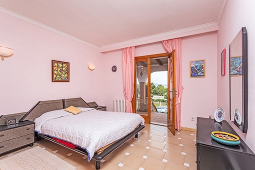 Großzügiges Schlafzimmer
