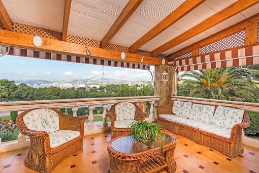 Loungebereich auf dem Balkon