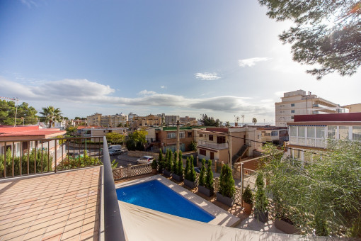Balkon mit Blick auf den Swimmingpool