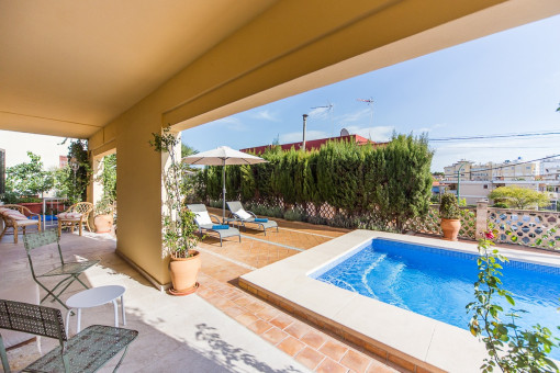 Überdachte Terrasse mit Blick auf den Pool