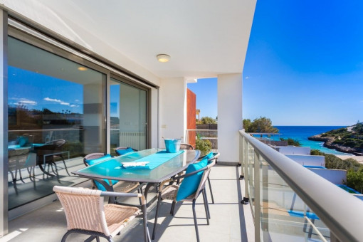 Elegantes Reihenhaus mit eigenem Pool an der Bucht Cala Mandia