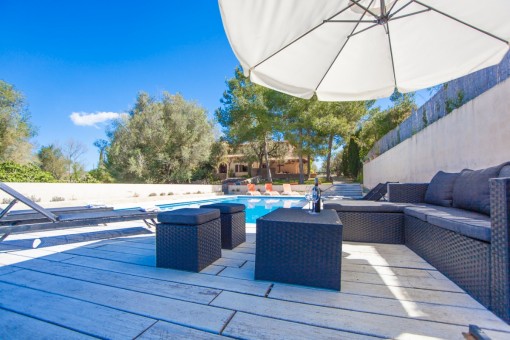 Sitzecke neben dem Pool