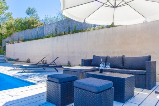 Loungebereich neben dem Pool