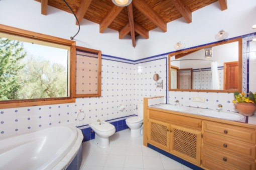 Mediterranes Badezimmer mit Badewanne