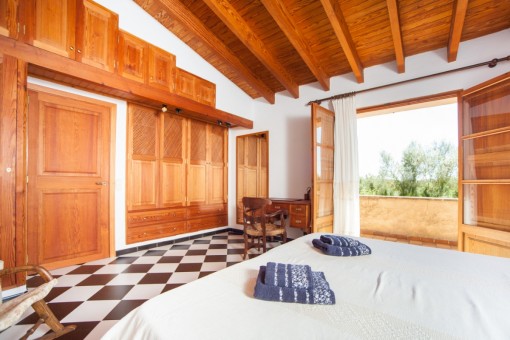 Schlafzimmer mit Terrassenzugang und Einbauschrank