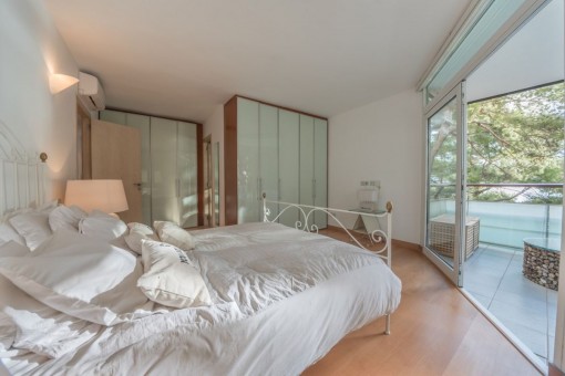Alternative Ansicht vom Hauptschlafzimmer mit Balkon