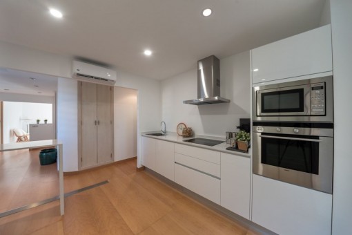 Großzügige Küche mit Blick in das Esszimmer