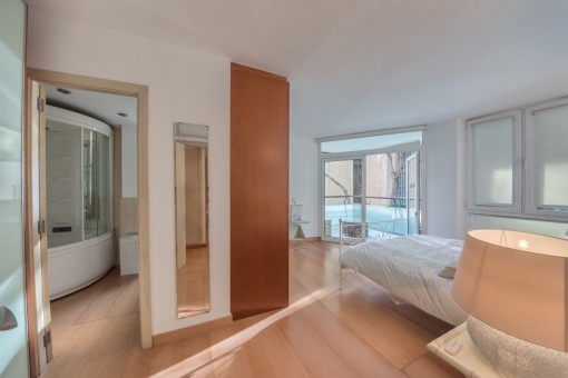 Großes Schlafzimmer mit Badezimmer en suite