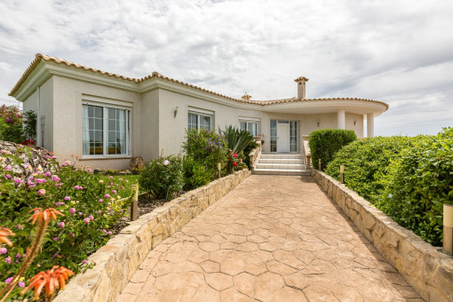 Moderne, großzügige Villa mit Panoramameerblick in Tolleric