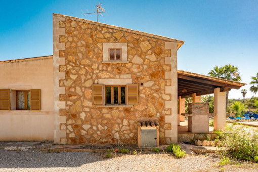 Finca mit einer Natursteinfassade
