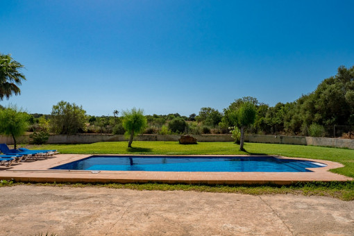 Blick von der Finca auf den Garten mit Swimmingpool