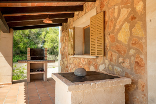 Überdachte Terrasse mit Grill