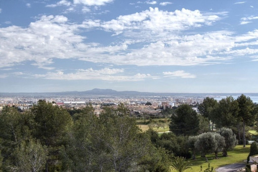 Weitblick über die Landschaft und das Meer