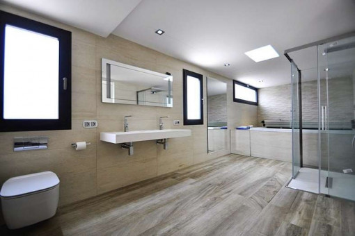 Geräumiges Badezimmer mit bequemer Badewanne und Dusche