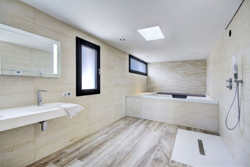 Badezimmer mit Tageslicht