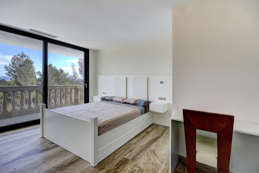 Doppelschlafzimmer mit Zugang zum Balkon