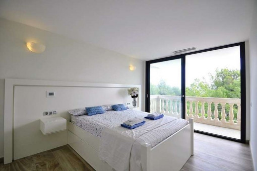 Schlafzimmer mit Blick auf die Umgebung