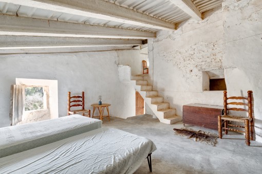 Schlafzimmer unter dem Dach mit Steinboden