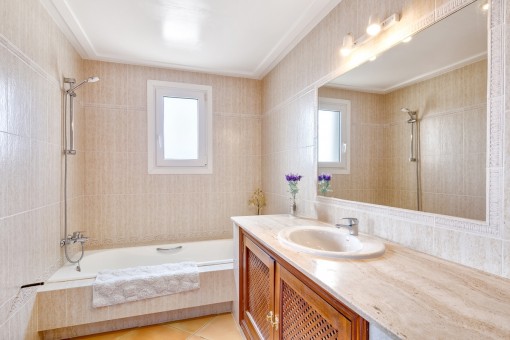Badezimmer en Suite mit Badewanne und Tageslicht