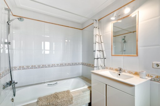 Zweites Badezimmer mit Badewanne