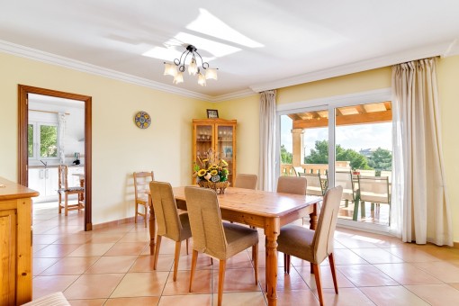 Heller Essbereich mit Terrassenzugang