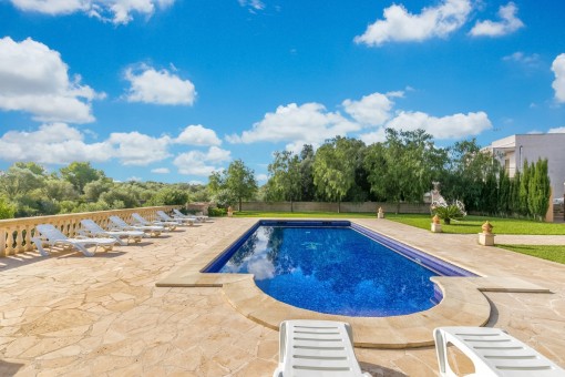 Toller Poolbereich und Garten