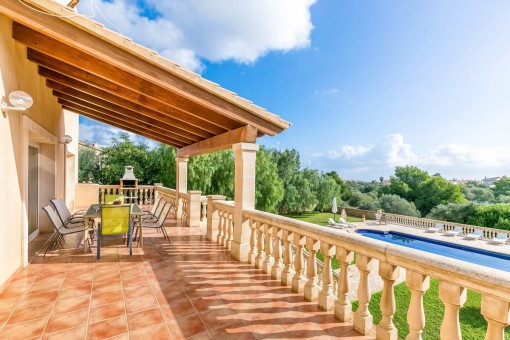 Große Terrasse mit Blick in den Garten und auf den Pool