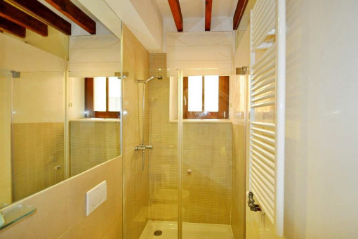 Badezimmer mit Dusche