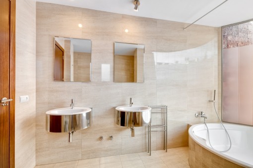 Nobles Badezimmer mit Badewanne und Tageslicht