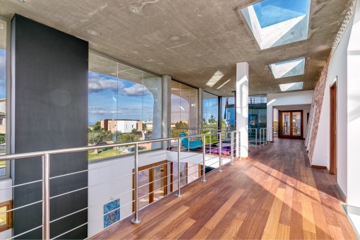 Weitläufige Gallerie mit Loungebereich
