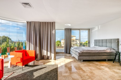 Großzügiges Hauptschlafzimmer mit fantastischer Glasfront