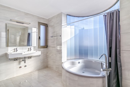 Eines von 5 Badezimmern mit komfortabler Badewanne