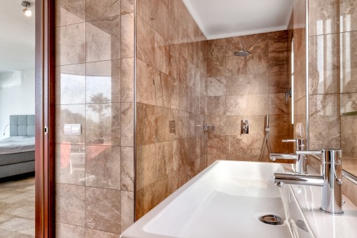 Hauptbadezimmer en Suite mit Dusche