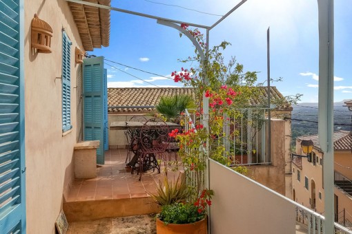 Liebevoll renoviertes Dorfhaus in ruhiger Randlage mit tollen Blicken auf das Umland in Buger