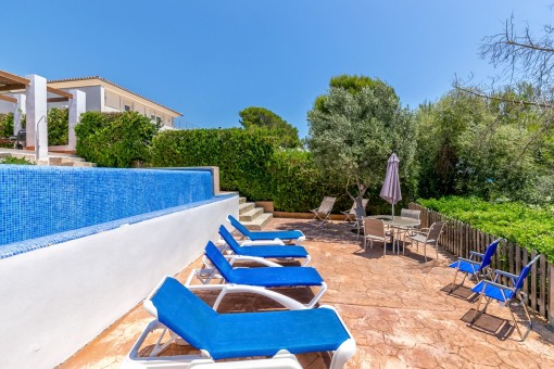 Loungebereich neben dem Pool