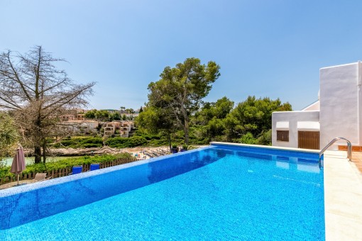 Großer Pool mit Blick auf den Strand