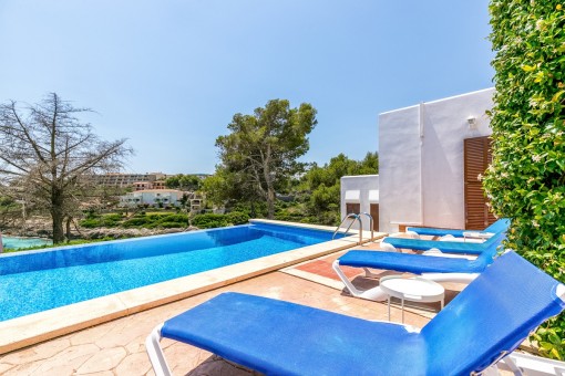 Sonniger Poolbereich mit Meerblick