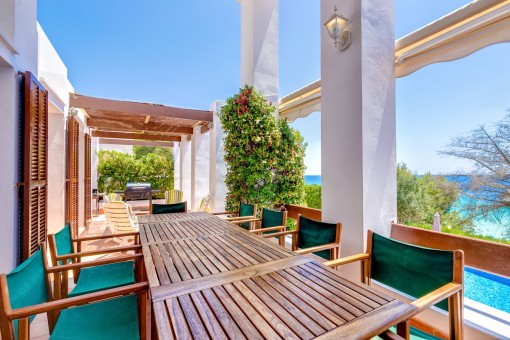 Großzügige Terrasse mit Essbereich und Grill