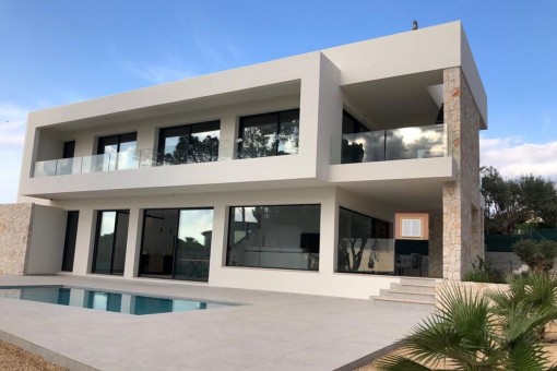 Moderne Neubauvilla in Badia Gran mit Blick auf die Bucht von Palma