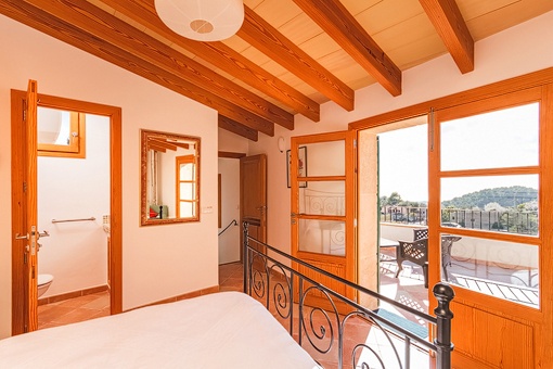 Schlafzimmer des Apartments mit Terrassenzugang