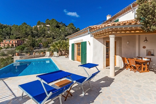 Swimmingpool ist von einer Terrasse umgeben