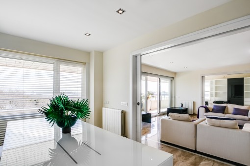 Großzügige Luxuswohnung mit Meerblick und 2 Garagenplätzen in 1. Linie