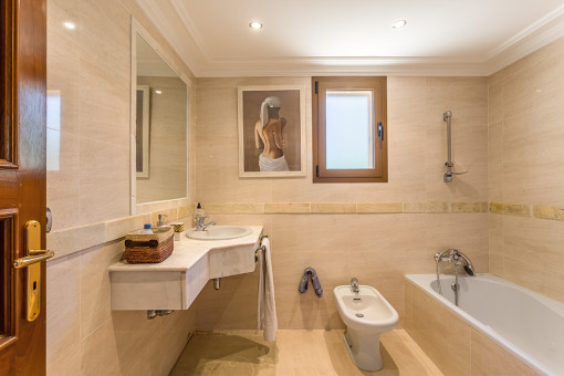 Eines von 8 en Suite Badezimmern