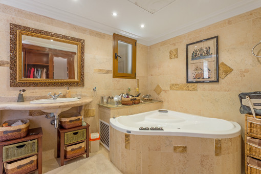 Hauptbadezimmer mit großer Hydro-Massage Badewanne