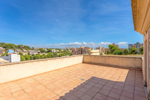 Die große Dachterrasse bietet einen Ausblick über die Umgebung