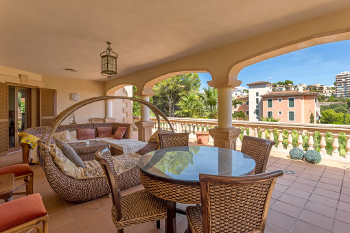 Überdachte Terrasse mit Lounge- und Essbereich